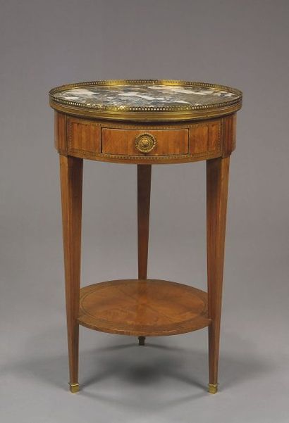PETITE TABLE DE SALON en placage d'amarante...