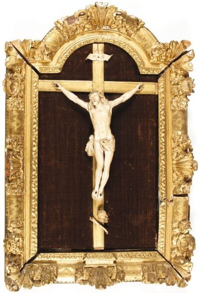 CRUCIFIX en ivoire sculpté représentant le...