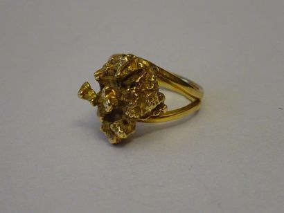 Bague en or jaune simulant en pépite d'or...