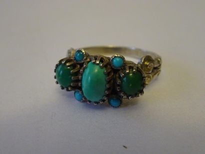 Bague en argent sertie d'une turquoise. Poids...