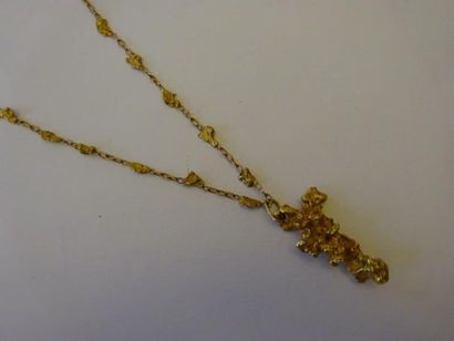 B: Collier articulé soutenant un pendentif...