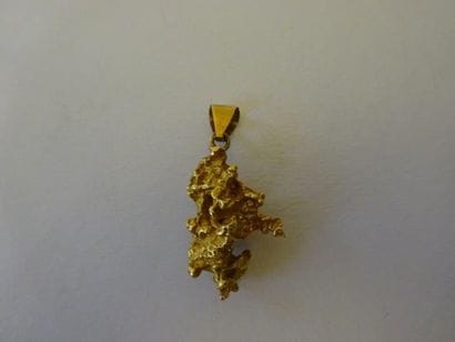 C: Pendentif en or jaune (18 carats) simulant...