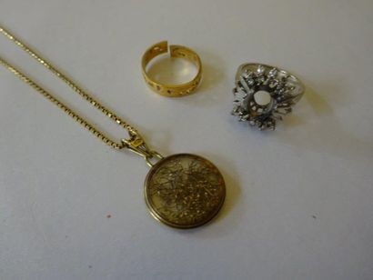Lot comprenant: Monture de bague en or gris...