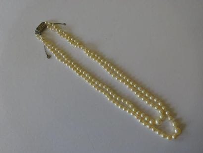 COLLIER EN PERLES DE CULTURE Formé de deux...