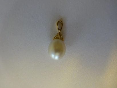 PENDENTIF PERLE Pendentif perle poire (fine...