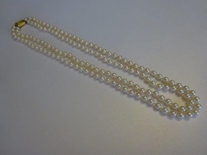 COLLIER DE PERLES DE CULTURE Formé de deux...