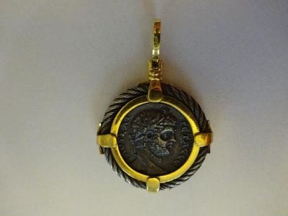 MÉDAILLE Imitation de pièce antique, cordelette...