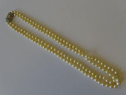 COLLIER EN PERLE DE CULTURE Formé de deux...