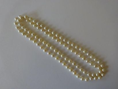 COLLIER EN PERLES DE CULTURE Formé d'un rang...