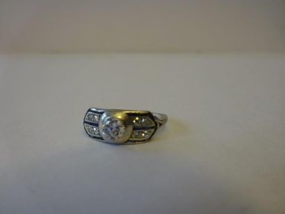 BAGUE DIAMANT ROND sertie d'un diamant rond...