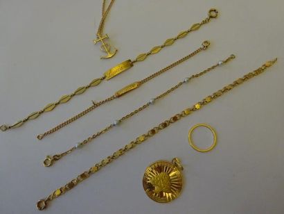 LOT OR Une médaille, deux gourmettes bébé,...