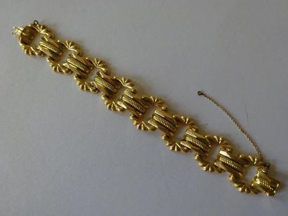 BRACELET EN OR formé de maillons au motif...