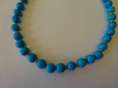 COLLIER Composé de perles de turquoise teintée...