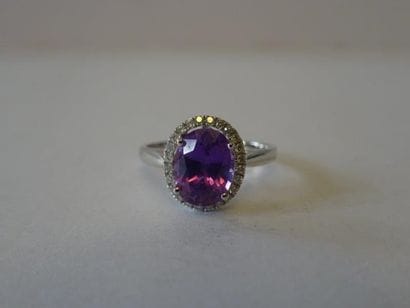 BAGUE SAPHIR VIOLET Ornée d'un saphir violet...