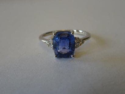 BAGUE SAPHIR Ornée d'un saphir taille coussin...