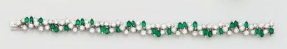 BRACELET SERTI DE DIAMANTS ET ÉMERAUDES Flexible,...