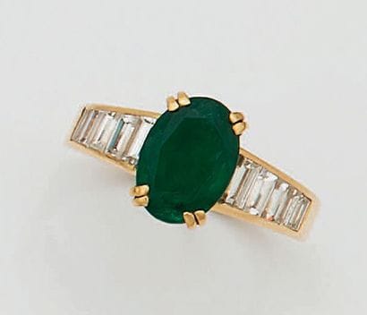 BAGUE ÉMERAUDE ET DIAMANTS Ornée d'une émeraude...