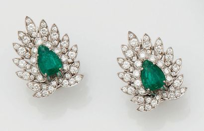 PAIRE DE CLIPS D'OREILLES ÉMERAUDE ET DIAMANTS...