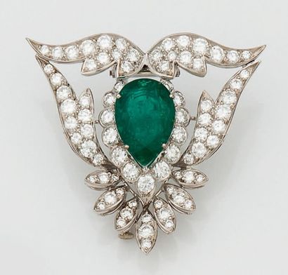COLLIER EN OR GRIS ET CLIP ÉMERAUDE ET DIAMANTS...