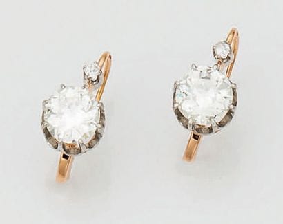 PAIRE DE BOUCLES D'OREILLES DIAMANTS Paire...