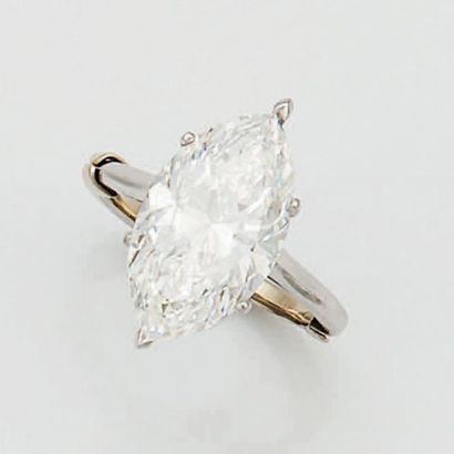BAGUE DIAMANT Ornée d'un diamant marquise...