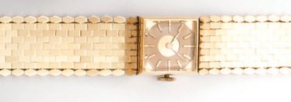 MONTRE-BRACELET de dame en or jaune, de forme...
