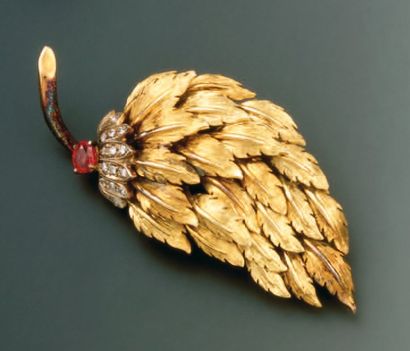 BROCHE figurant une feuille en or jaune gravé,...
