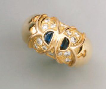 BAGUE bandeau en or jaune, sertie au centre...