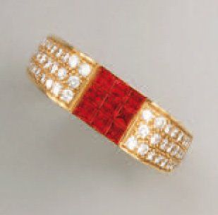 BAGUE bandeau ornée d'un motif carré pavé...