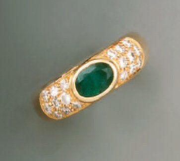 BAGUE JONC en or jaune ornée d'une émeraude...
