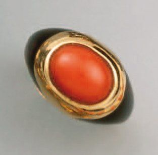 BAGUE boule en or jaune, ornée d'un cabochon...
