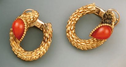 PAIRE DE CLIPS D'OREILLES «VOLUTE» en or...