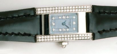 MONTRE-BRACELET de dame, en acier, de forme...