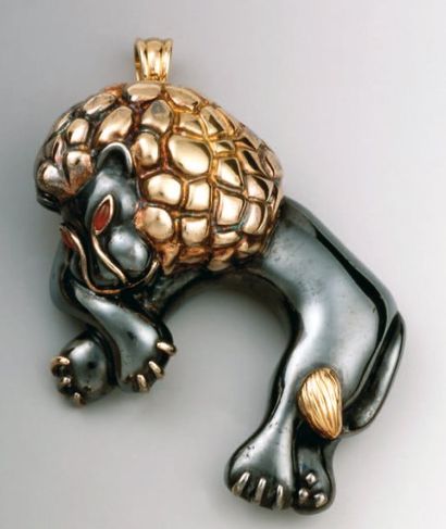 BROCHE-PENDENTIF «LION COUCHÉ» en or et argent...