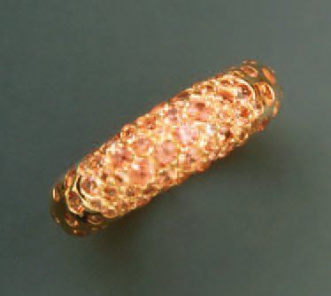 BAGUE anneau bombé en or jaune, pavée de...