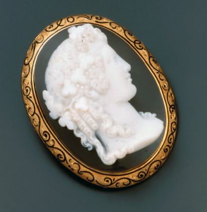 BROCHE camée agate «profil de femme» de forme...