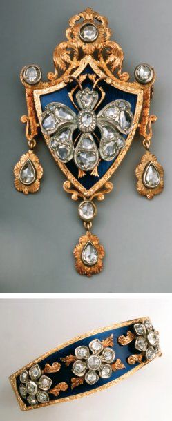 PETITE PARURE COMPRENANT : - une BROCHE écusson...