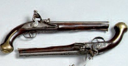 PAIRE DE PISTOLETS D'ARÇON À SILEX. Canons...