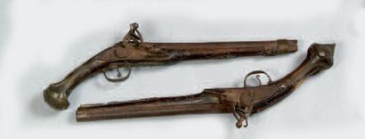 Paire de pistolets à silex. Canons ronds...