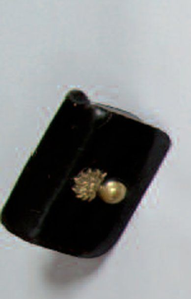 COFFRET DE GIBERNE EN CUIR NOIR VERNI, MOTIF...