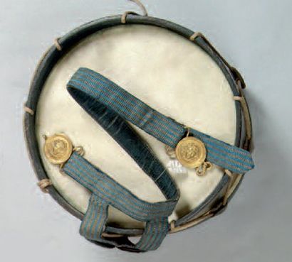TAMBOUR. Caisse en laiton cerclée de bois...