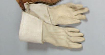 PAIRE DE GANTS DE CAVALIER EN PEAU BLANCHE...
