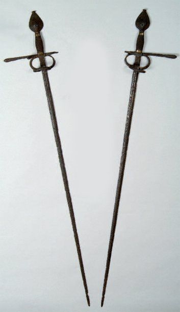 RARE PAIRE D’ÉPÉES DE DUEL
DITE ÉPÉES JUMELLES.
Pommeaux...
