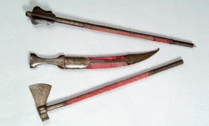 BEL ENSEMBLE DE TROIS ARMES, DÉCORÉES EN...