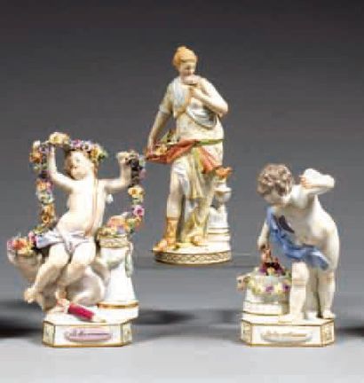 DEUX STATUETTES D'AMOUR AUX GUIRLANDES ET...