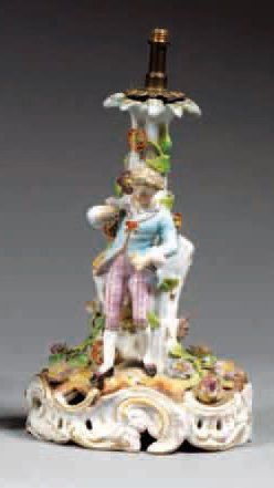 STATUETTE DE JEUNE COURTISAN SUR UN TERTRE...