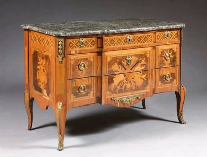 COMMODE À RESSAUT EN PLACAGE DE BOIS DE ROSE...