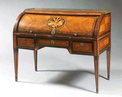 BUREAU CYLINDRE EN BOIS DE PLACAGE ET MARQUETERIE...