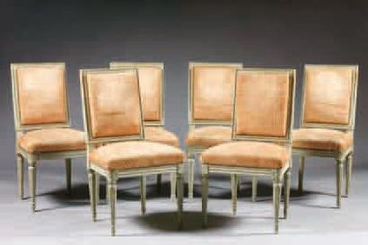 SUITE DE SIX CHAISES À DOSSIER PLAT en hêtre...