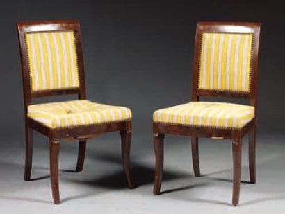 DEUX CHAISES EN ACAJOU ET PLACAGE D'ACAJOU...